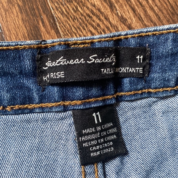 High Rise Star Print Denim Shorts - Picture 3 of 7